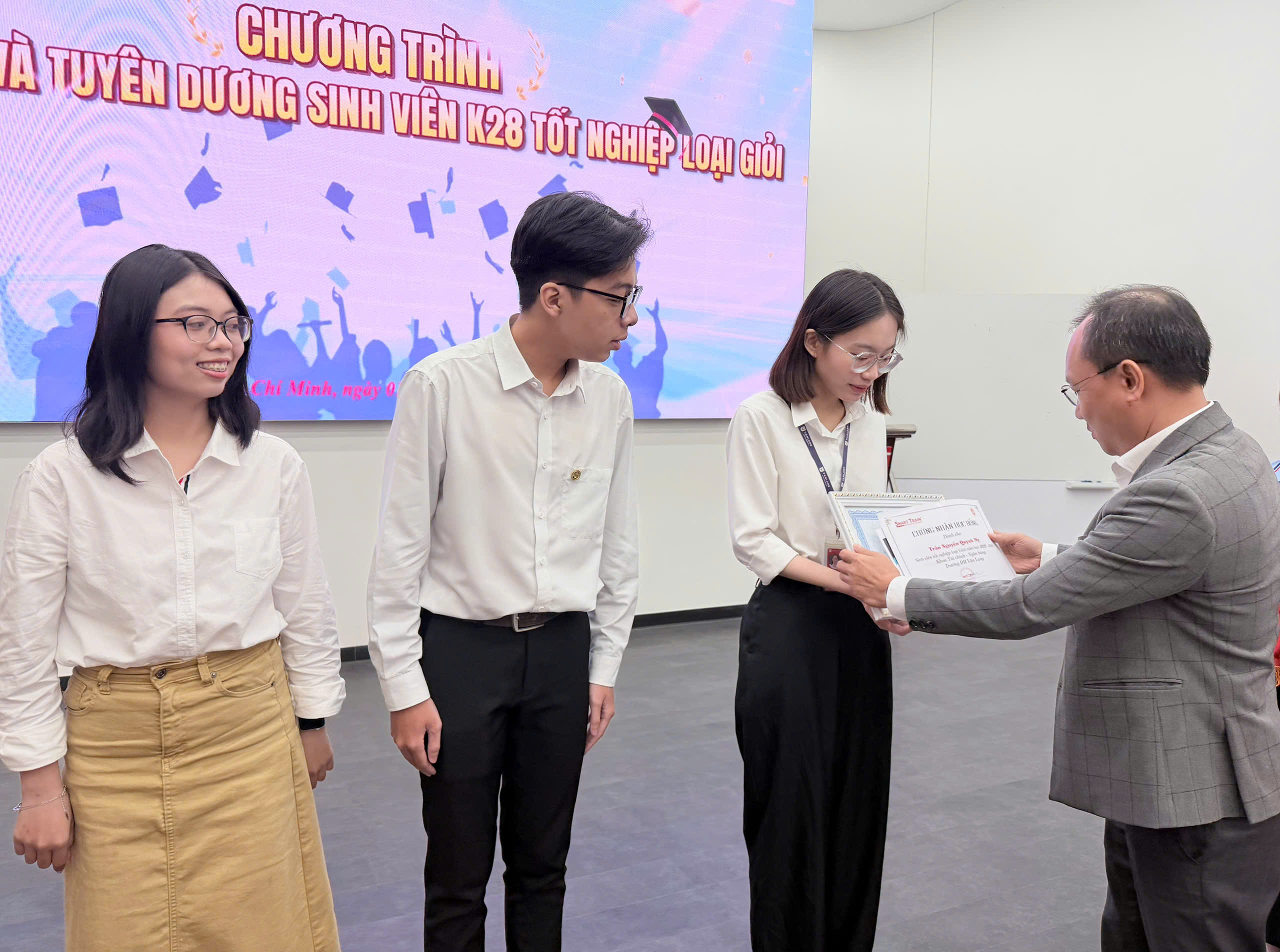 PGS.TS Nguyễn Tiến Hoàng, Trưởng Khoa Tài chính - Ngân hàng, chúc mừng các tân cử nhân
